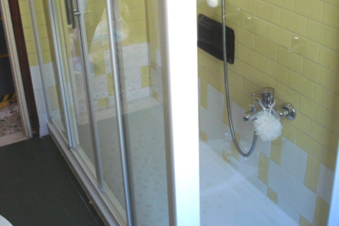 Trasformazione da vasca a doccia, con piastrellatura e box-doccia